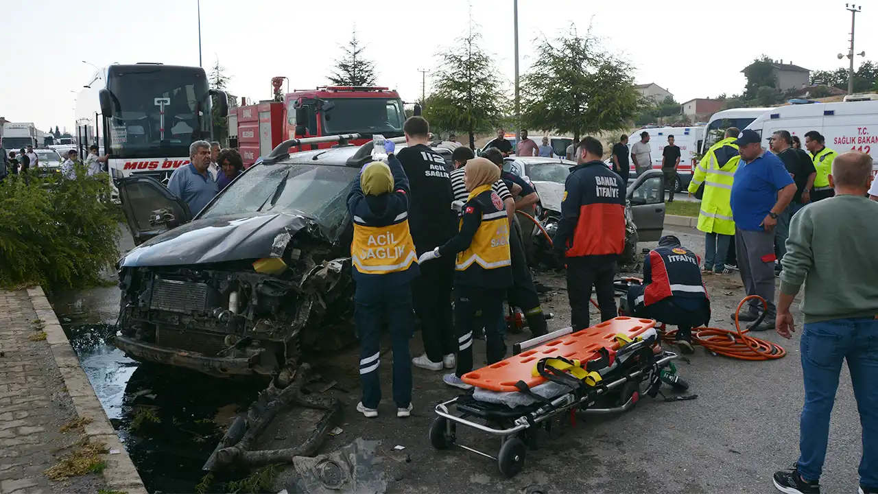 Banaz’da Feci Kaza: Karşı Şeride Geçen Otomobil Can Aldı