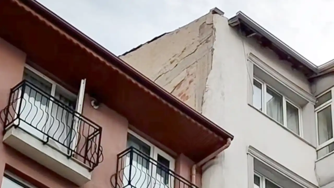 Uşak'ta Facia Kıl Payı Atlatıldı: Sıvalar Yola Savruldu