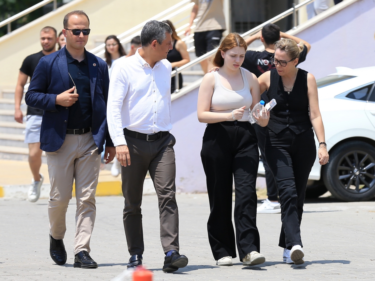YKS'ye giren Ferdi Zeyrek'in kızı Nehir'i sınav yerine CHP Genel Başkanı Özel götürdü