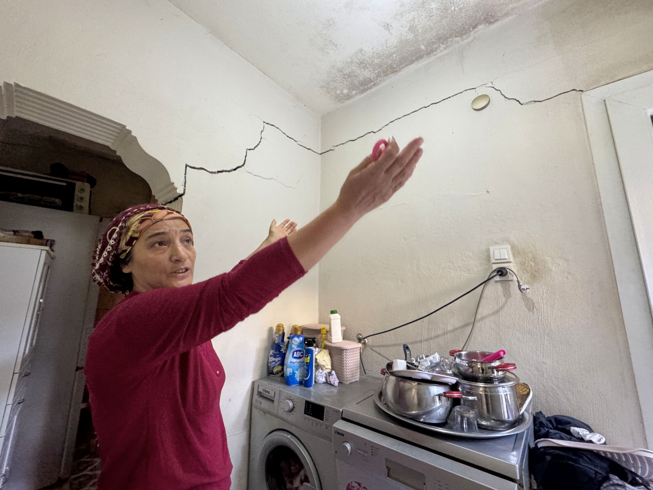 İzmir'de tünel inşaatı nedeniyle evleri zarar gören mahalle sakinleri çözüm istiyor