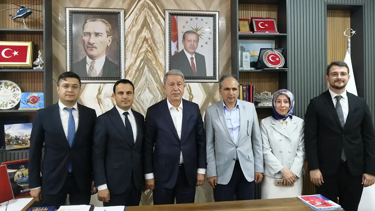 Hulusi Akar’dan Uşak Çıkarması: Teşkilatla Buluştu, Müzeyi Gezdi
