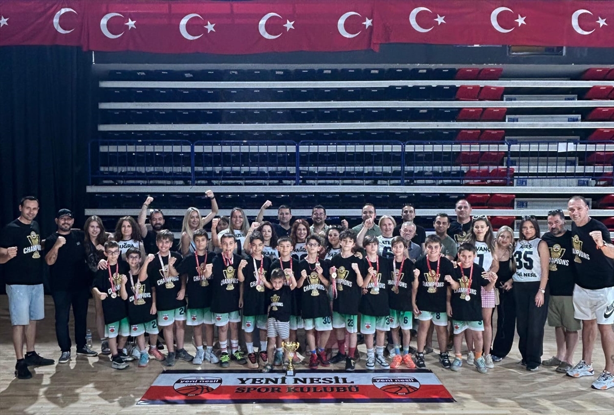 İzmir'in "yeni nesil" basketbolcuları kupalarını aldı