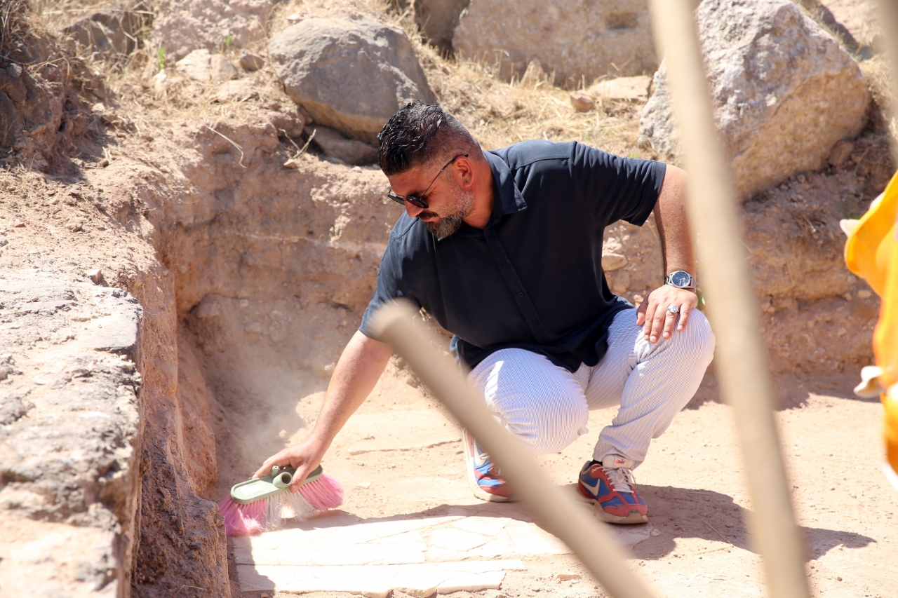 Hayatını adadığı Tralleis Antik Kenti'ni ziyaretçilerle buluşturmak için gün sayıyor