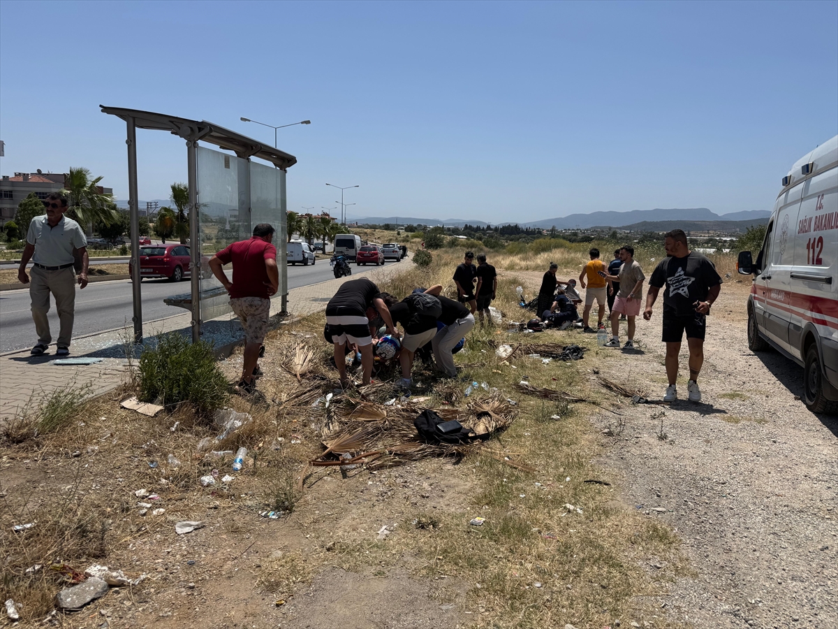 İzmir'de motosikletin duraktaki yayaya çarpması sonucu 2 kişi yaralandı
