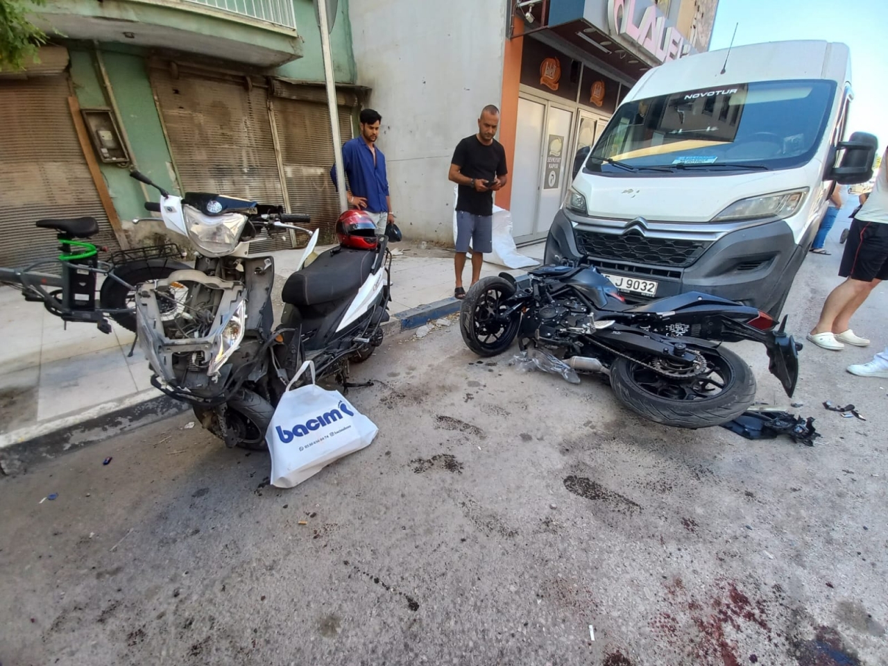 Manisa'da otomobilin iki motosiklete çarptığı kazada 4 kişi yaralandı