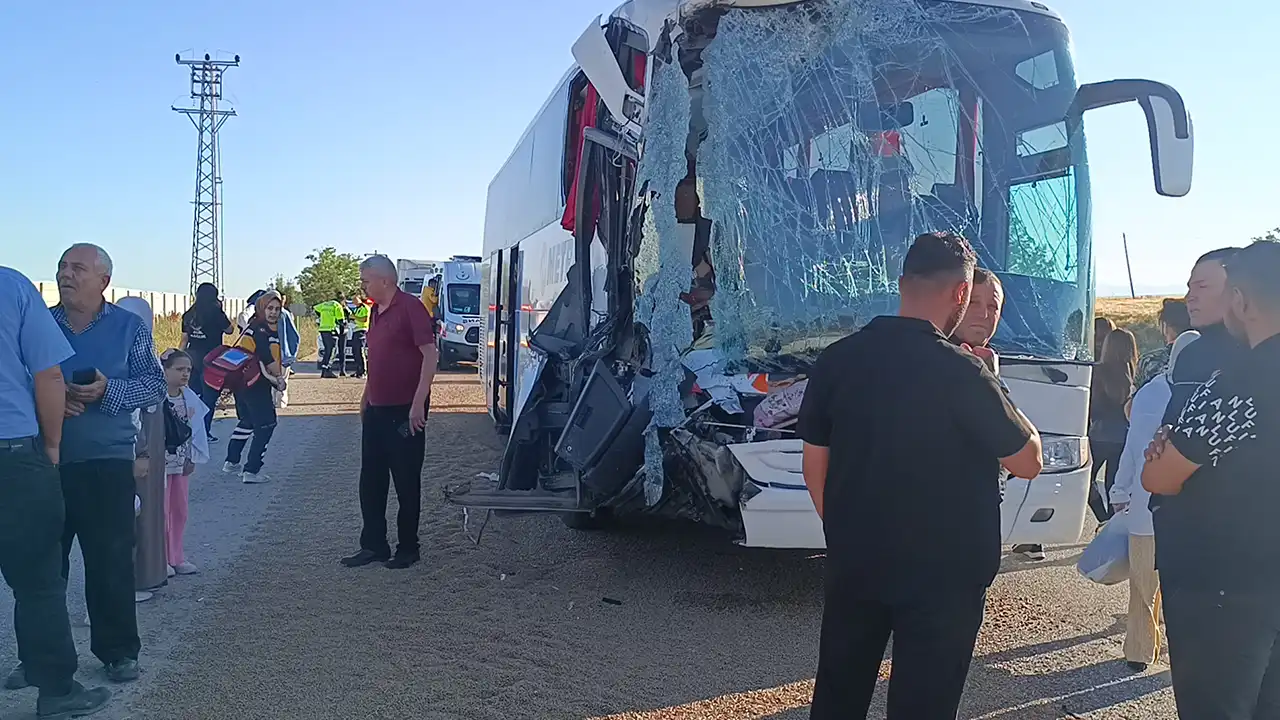Yolcu Otobüsü Tıra Çarptı: 24 Yaralı