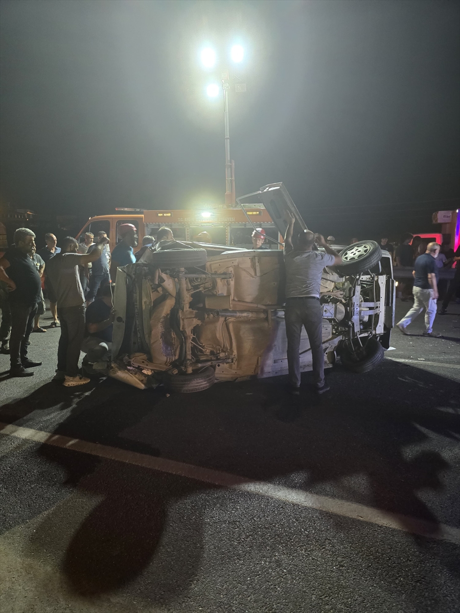 Aydın'da panelvan ve otomobilin karıştığı kazada 3 kişi yaralandı