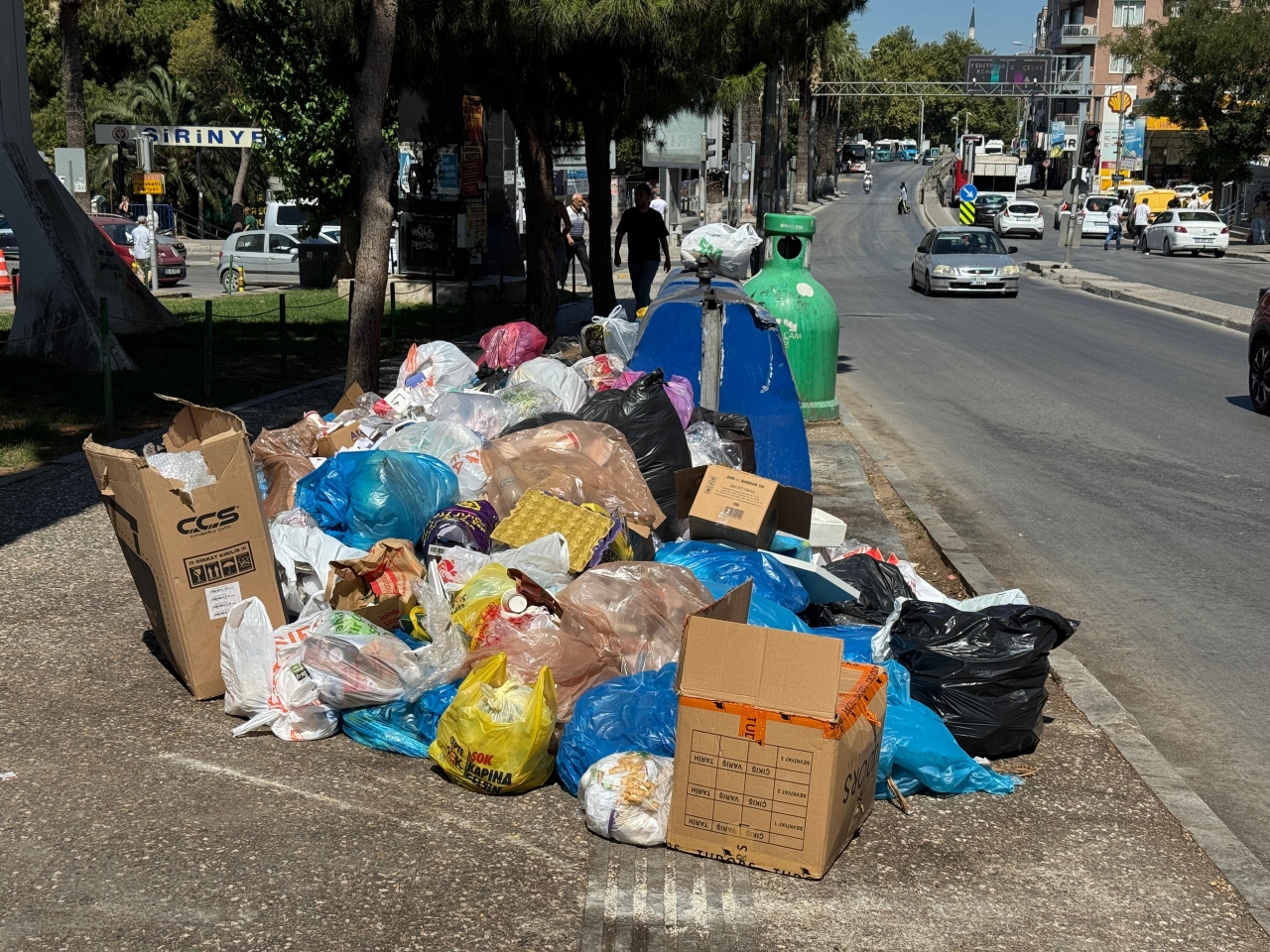İzmir Buca'da işçilerin grevi sebebiyle oluşan çöp yığınları tepkilere neden oluyor
