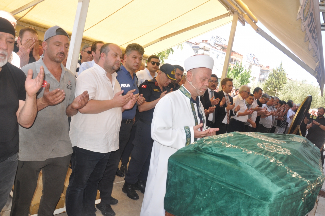 İzmir'de trafik kazasında hayatını kaybeden motosiklet sürücüsü defnedildi