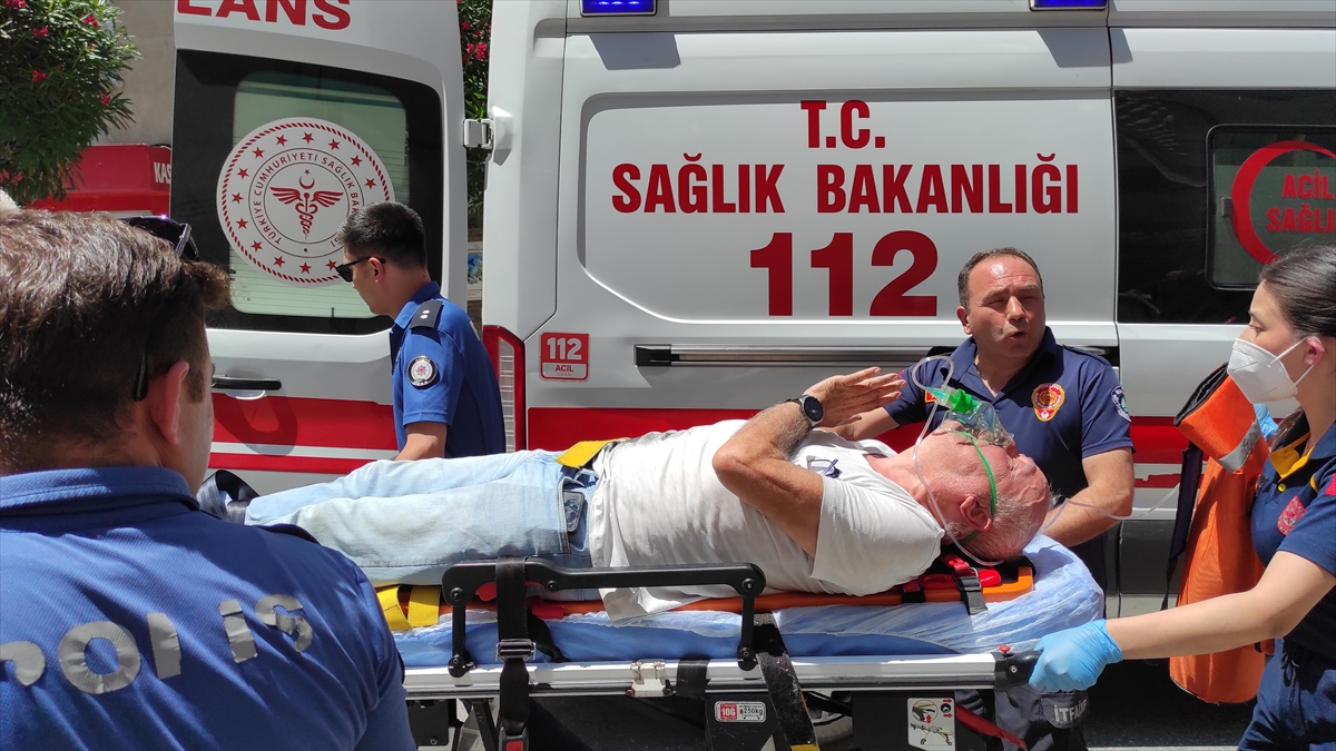 Manisa'da yangın sırasında asansörde mahsur kalan kişi dumandan etkilendi