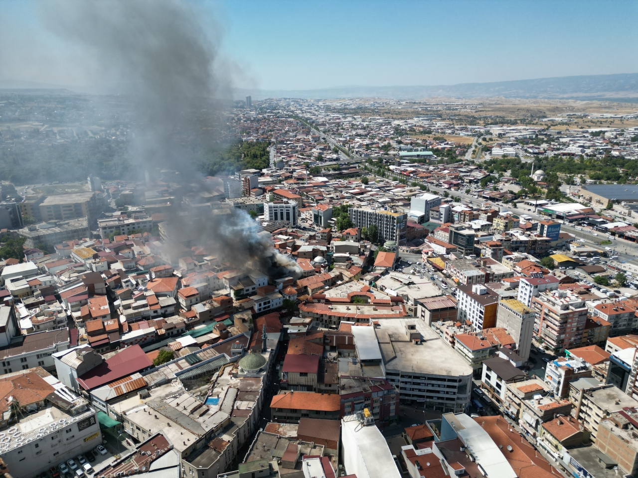 Denizli'de 3 katlı iş yerinde çıkan yangın söndürüldü
