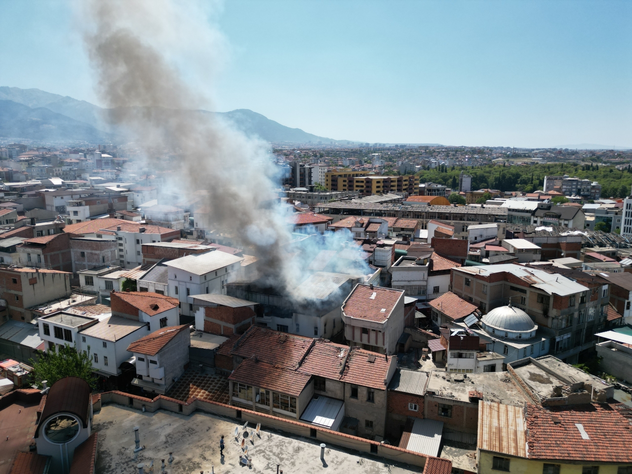 Denizli'de 3 katlı iş yerinde yangın çıktı