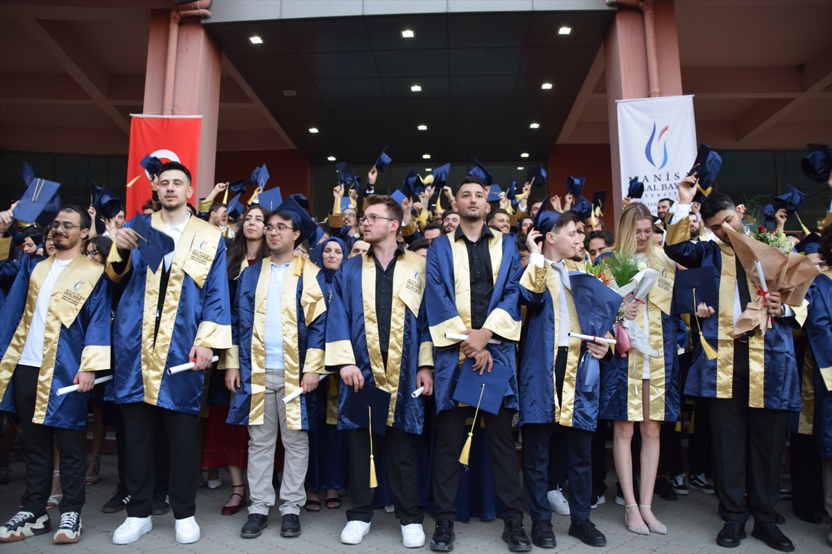 Manisa'da öğrenim gören Filistinli üniversite öğrencisi birincilikle mezun oldu