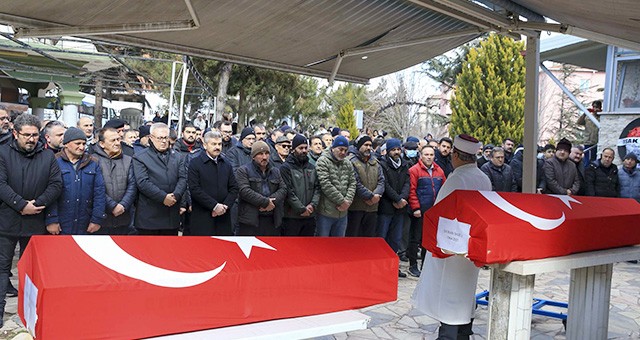 Depremde ölen emniyet müdür yardımcısı ve oğlunun cenazeleri Uşak'ta toprağa verildi