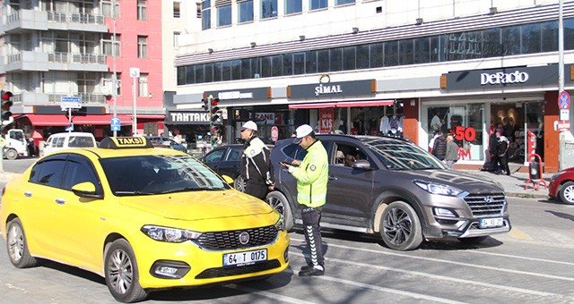 UŞAK İL EMNİYET MÜDÜRLÜĞÜ, KENT MERKEZİNDEKİ DENETİMLERİNİ ARALIKSIZ OLARAK SÜRDÜRÜYOR