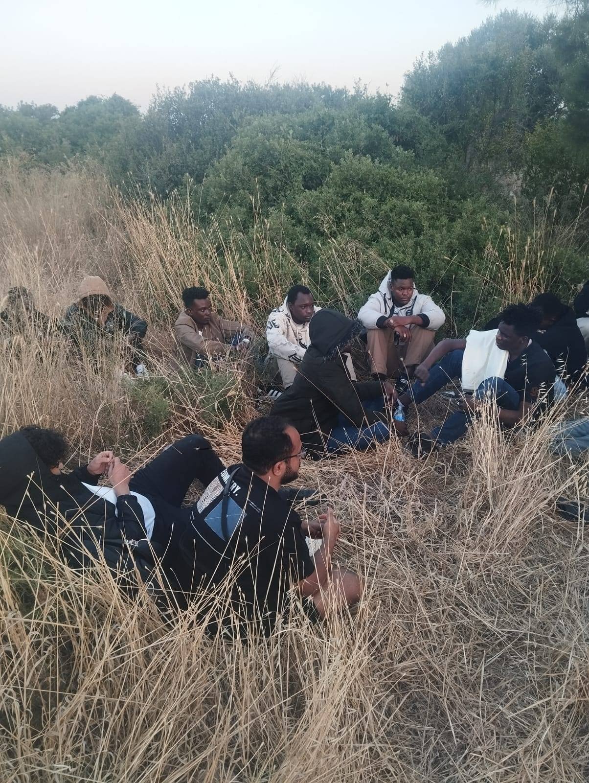Aydın'da 16 düzensiz göçmen ile 1 insan kaçakçısı yakalandı