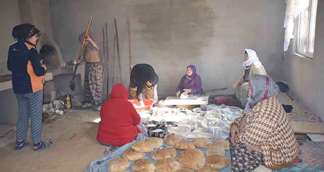 Uşak'ta köylü kadınlar depremzedeler için ekmek pişiriyor