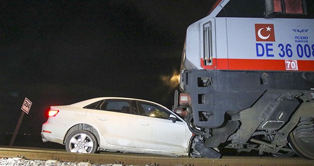 Uşak'ta yük treninin çarptığı otomobildeki 2 kişi yaralandı