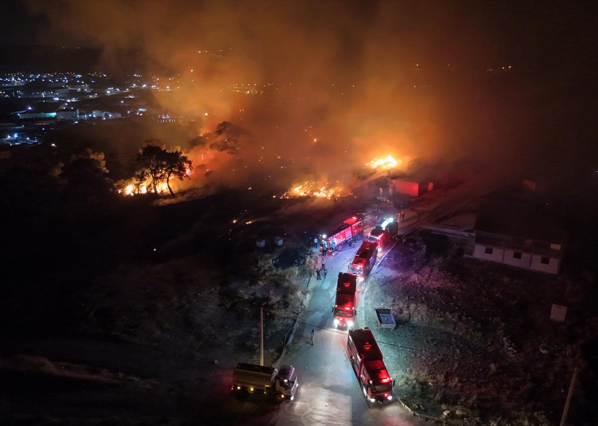 İzmir'de çöplük alanda başlayıp ormana sıçrayan yangın kontrol altına alındı