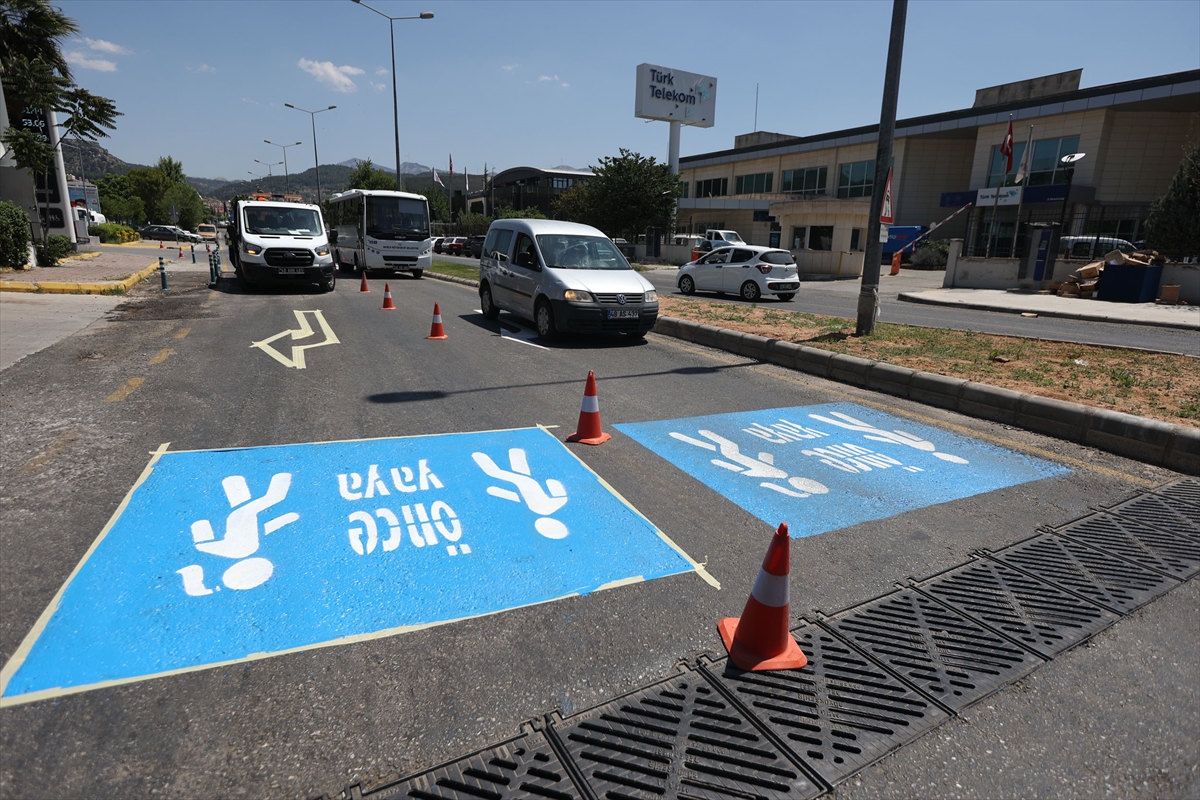 Muğla'da trafik güvenliği için yol çizgi çalışmaları yapılıyor