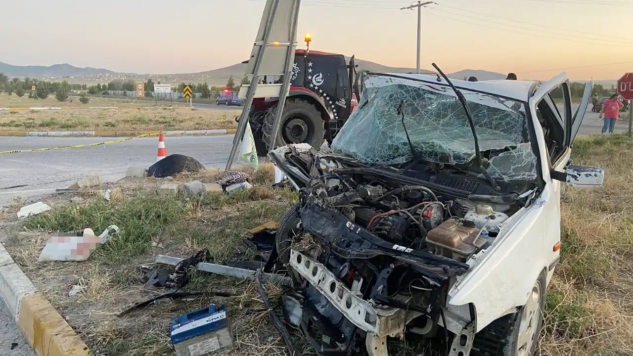 Traktör ile Otomobil Çarpıştı: "4 Yaralı"