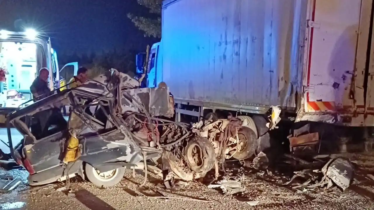 Banaz'da Otomobil Park Halindeki Kamyona Çarptı, Sürücü Öldü