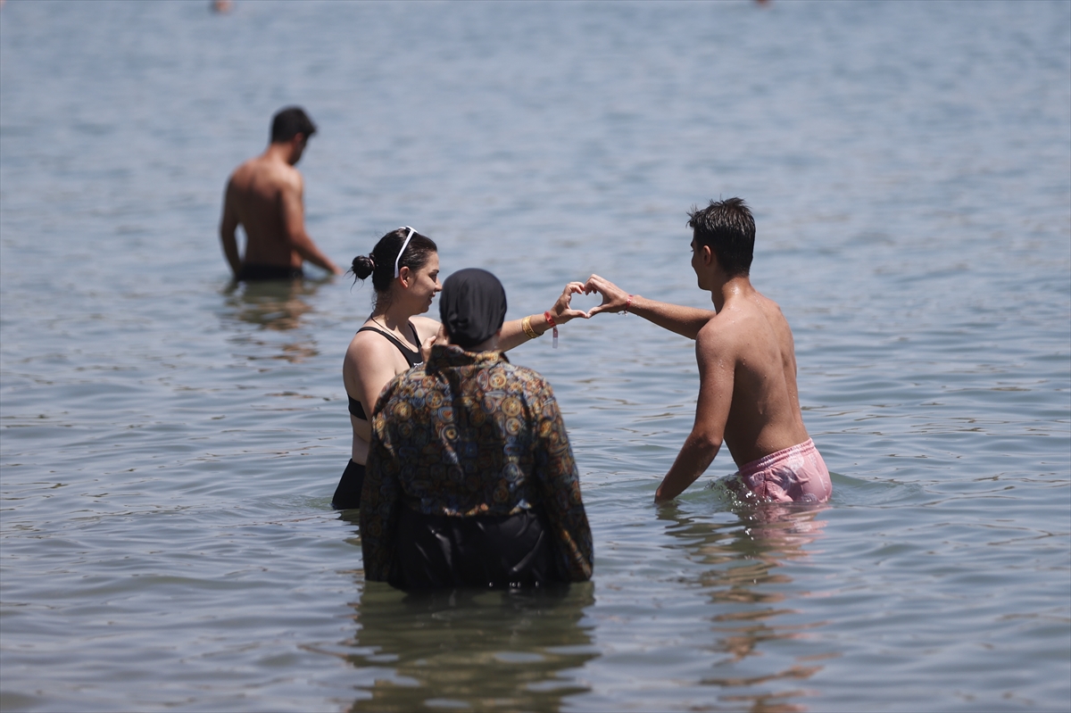 Muğla'da sıcak hava nedeniyle sahillerde yoğunluk yaşanıyor
