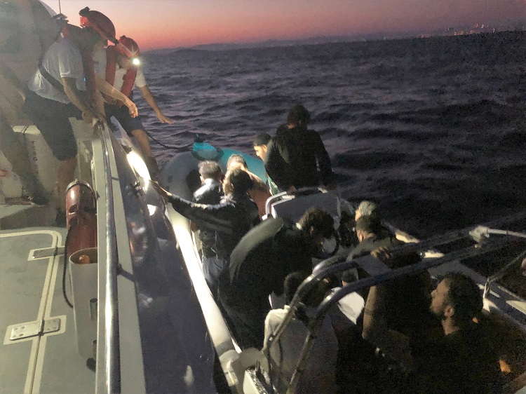 İzmir açıklarında sürüklenen lastik bottaki 9'u çocuk 30 düzensiz göçmen kurtarıldı