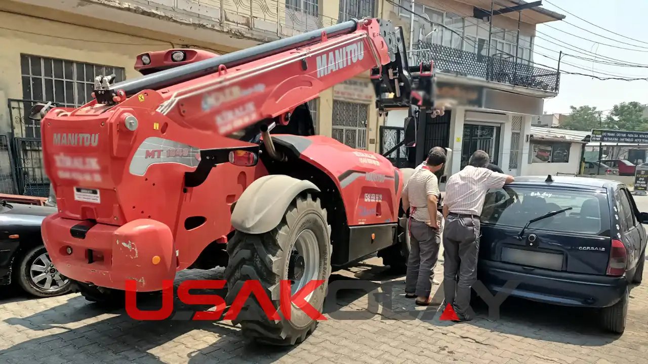 Uşak’ta İş Makinası Otomobile Çarptı