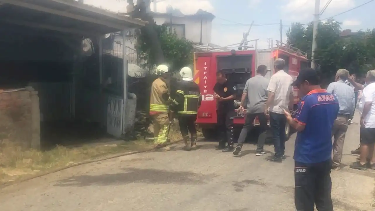 Eşme Kıranköy’de Korkutan Yangın: 4 Ev Hasar Gördü!