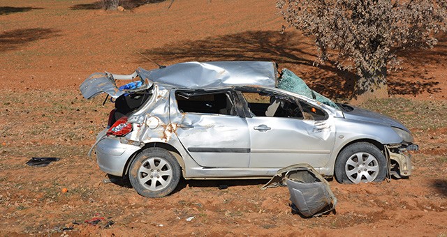 UŞAK'TA DEVRİLEN OTOMOBİLİN SÜRÜCÜSÜ HASTANEYE KALDIRILDI