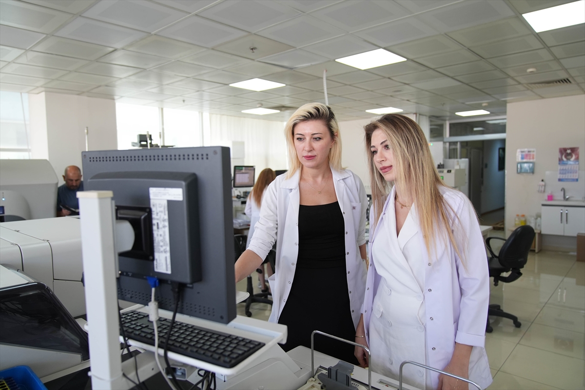 Doktor kardeşler aynı hastanede bilimsel işbirliği yapıyor