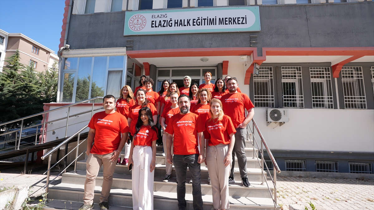 Vodafone Gönüllüleri'nden "Dijital Benim İşim" projesine destek