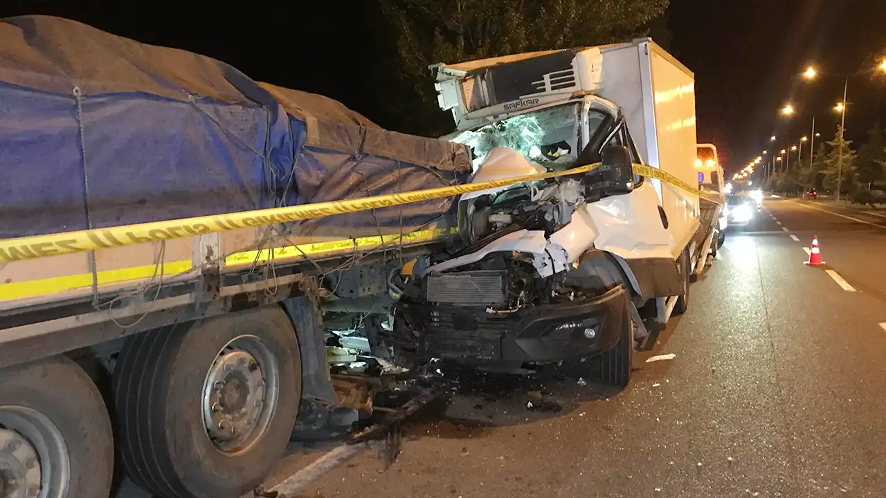 Banaz'da Kamyonet Tıra Çarptı, 1 Kişi Hayatını Kaybetti