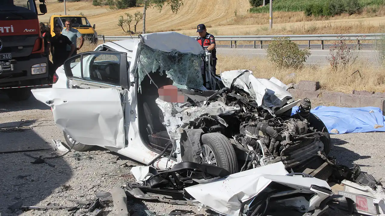 Uşak-İzmir Yolunda Korkunç Kaza: 4 Ölü!