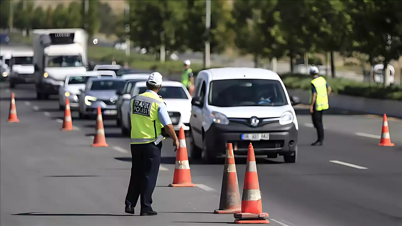 Menderes'te kamyona çarpan otomobilin sürücüsü yaralandı