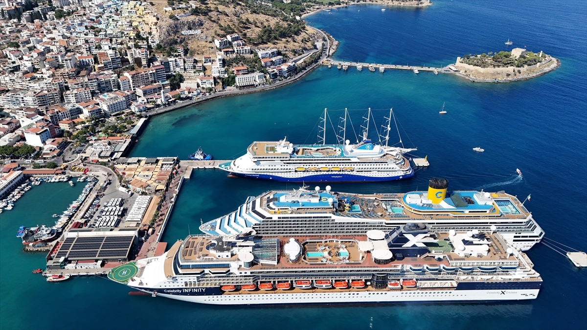 Kuşadası'na 4 kruvaziyerle 6 bin 298 turist geldi