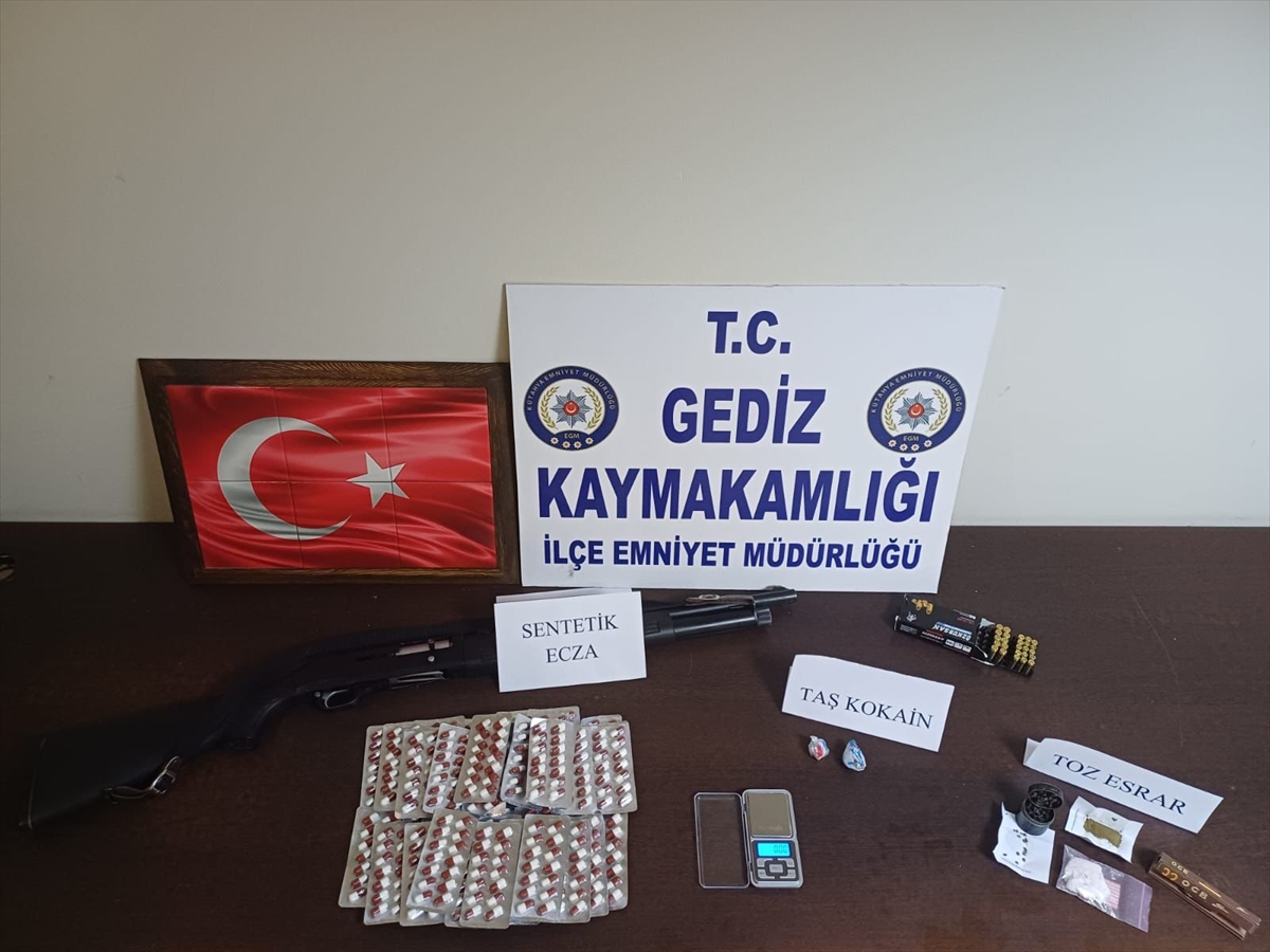 Gediz'de uyuşturucu operasyonunda yakalanan 2 zanlı tutuklandı