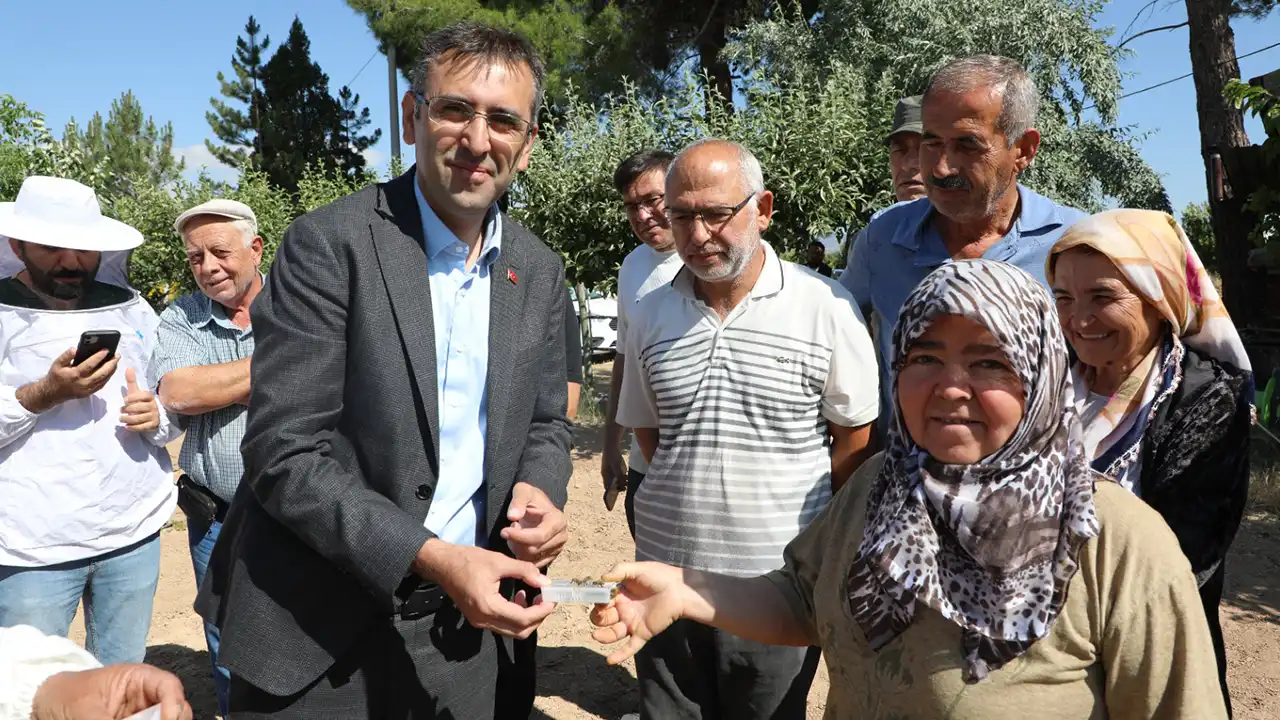 Kapaklar Köyü’nde Üretilen Ana Arılar Ücretsiz Dağıtıldı