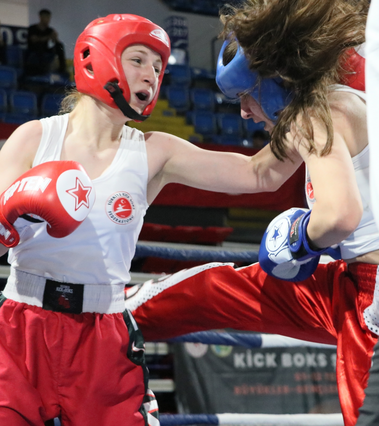 İzmir'de düzenlenen Türkiye Kick Boks Şampiyonası'nın açılışı yapıldı