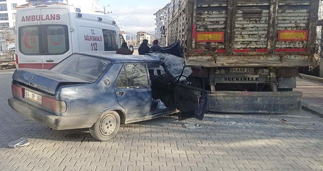 UŞAK'TA PARK HALİNDEKİ TIRIN DORSESİNE ÇARPAN OTOMOBİLDEKİ 1 KİŞİ ÖLDÜ, 1 KİŞİ YARALANDI