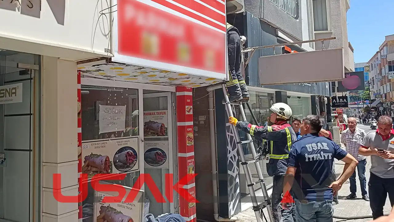 Dönercideki Yangın Komşu Dükkanı da Sardı, Esnaf Tepkili