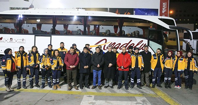 UŞAK'TAN GÖNÜLLÜ 24 SAĞLIK ÇALIŞANI, DUALARLA HATAY'A UĞURLANDI