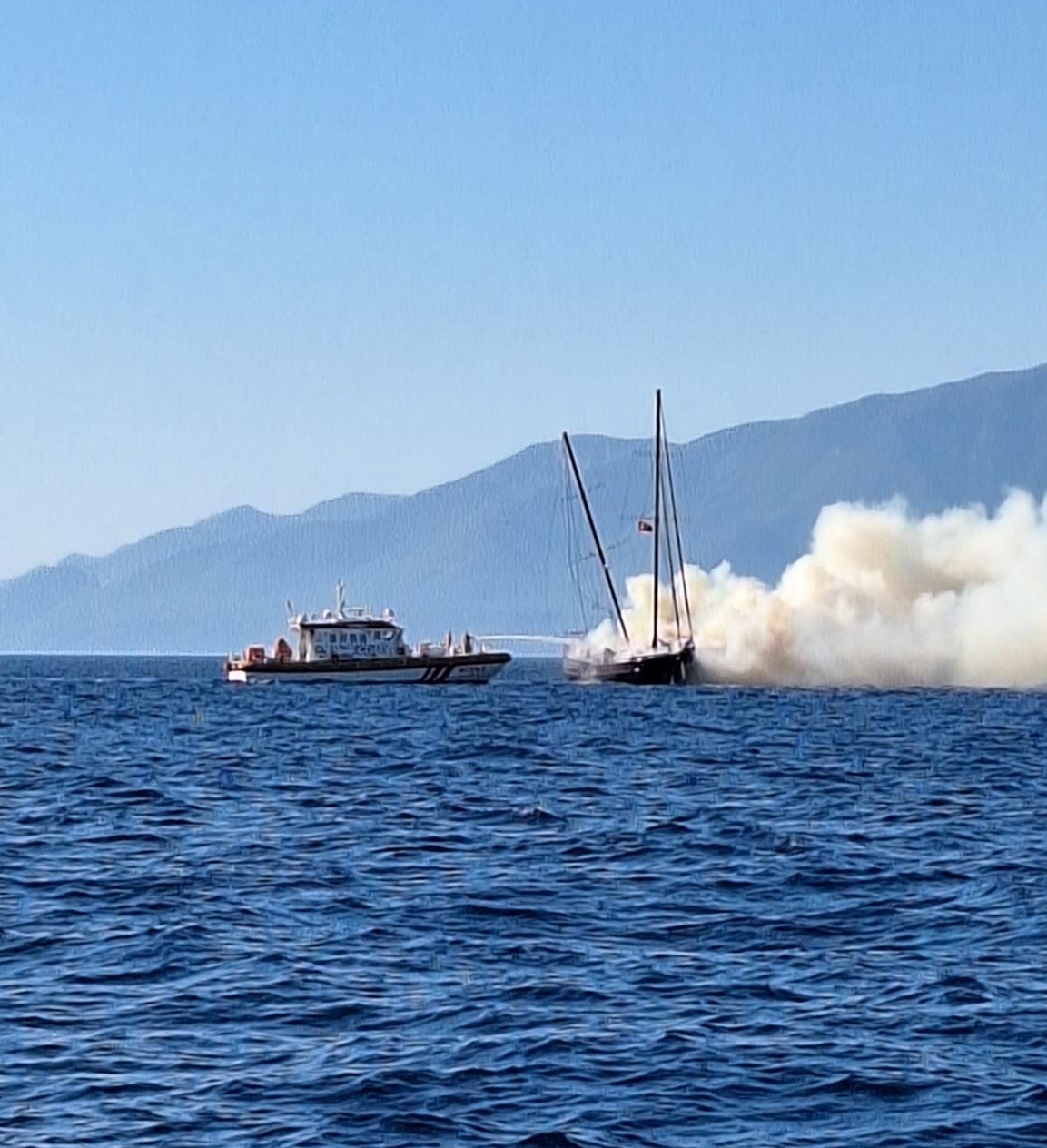 Bodrum'da yangın çıkan tekne sulara gömüldü