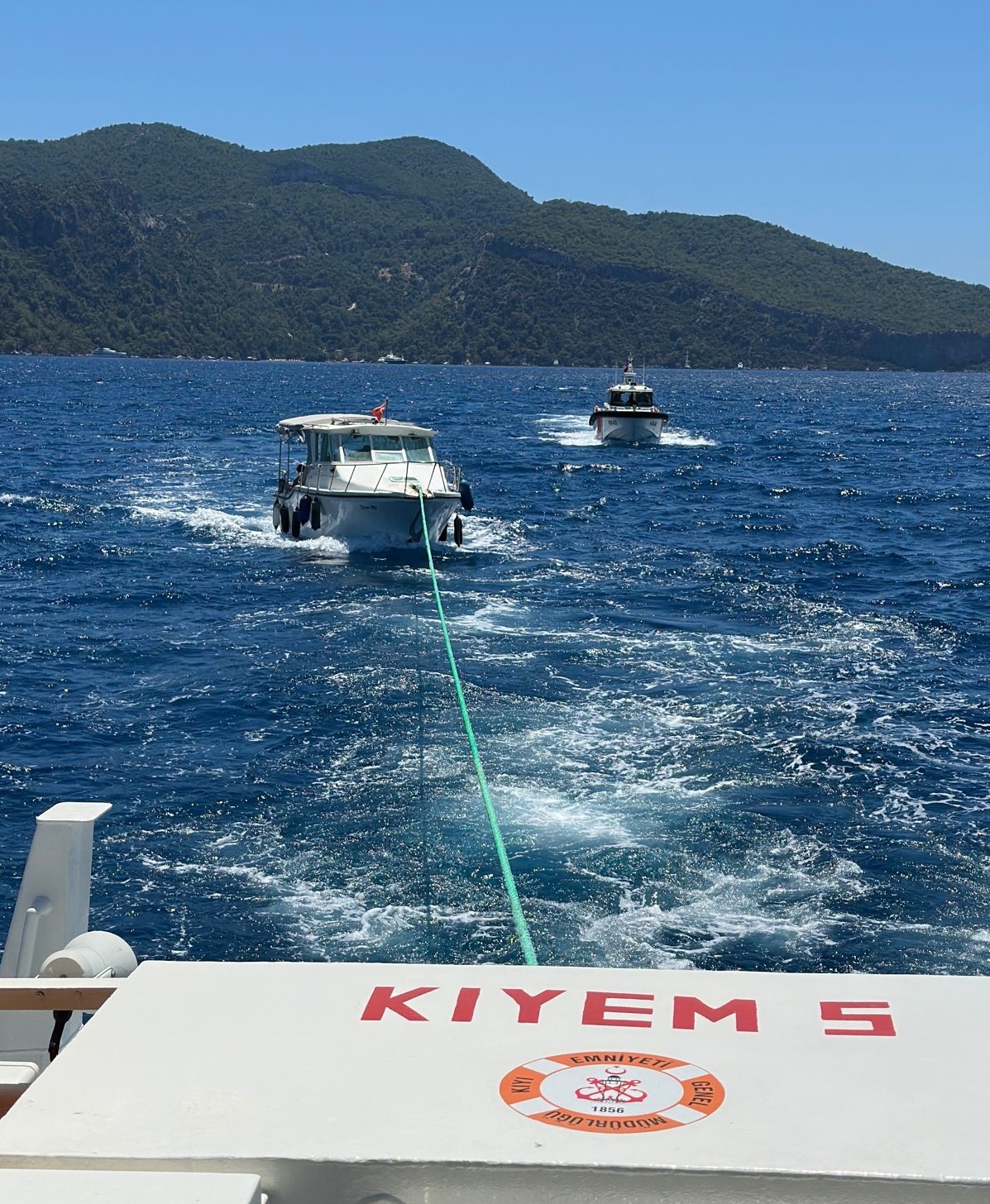 Fethiye açıklarında sürüklenen tekne kurtarıldı