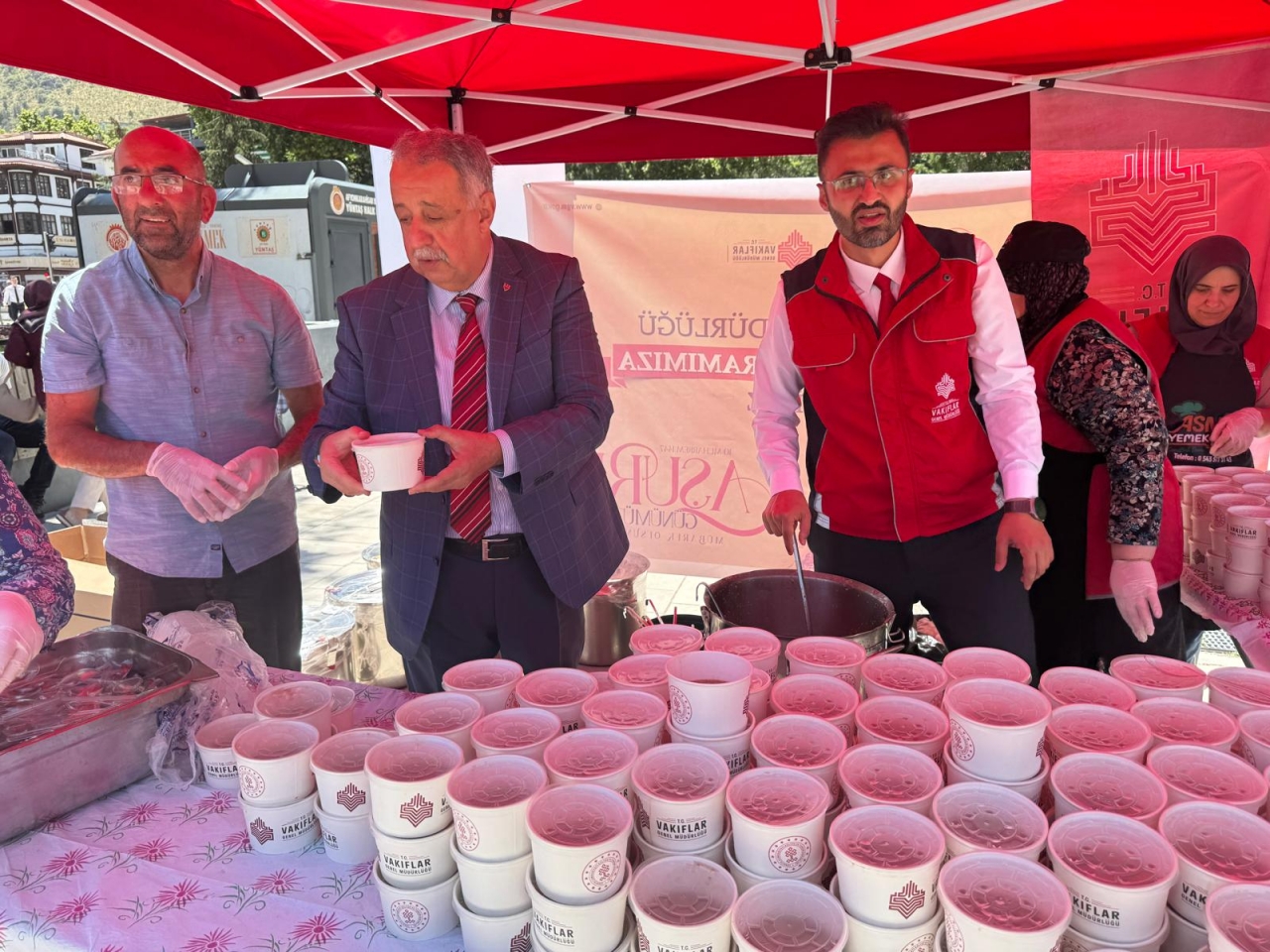 Afyonkarahisar'da vatandaşlara aşure dağıtıldı