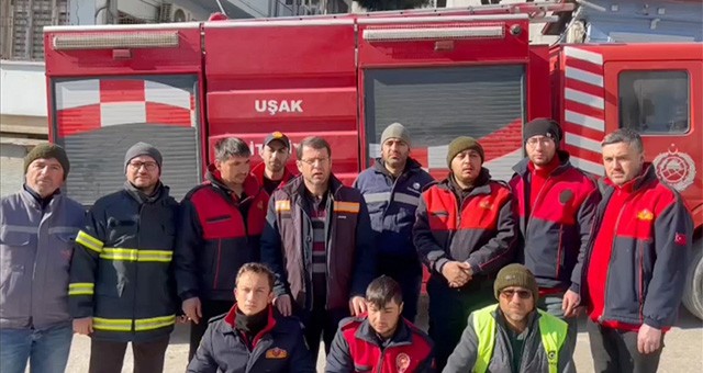 HATAY'A ULAŞAN İLK EKİPLERDEN UŞAK BELEDİYESİ İTFAİYE PERSONELİ, DEPREMZEDELER İÇİN SEFERBER OLDU
