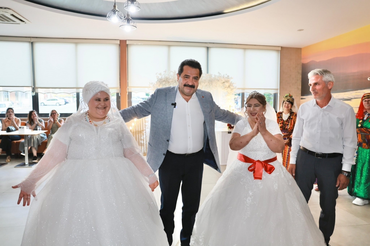 Denizli'de down sendromlu Gülizar ve Selma'nın gelin olma hayalleri temsili düğünle gerçekleşti