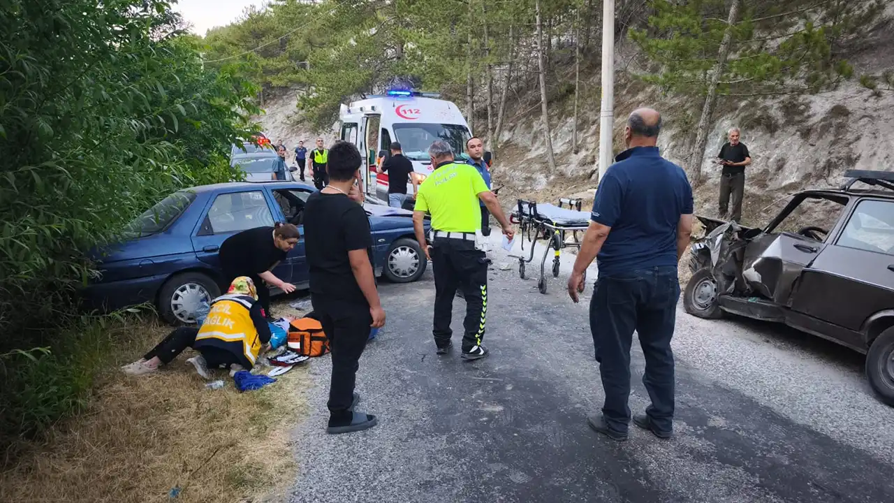 Kütahya'da iki otomobilin çarpışması sonucu 5 kişi yaralandı