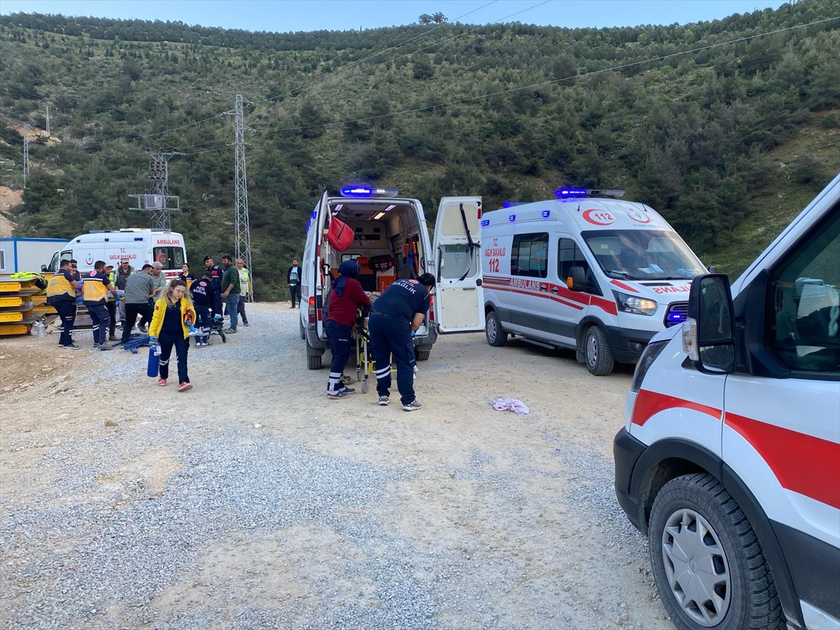 Manisa'da inşaattan düşen işçi yaşamını yitirdi